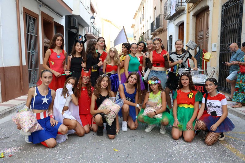 Les carrosses de Gata omplin el recorregut d’enginy, confeti,… i crítiques per l’entrada de bous “sorpresa” Les carrosses de Gata omplin el recorregut d’enginy, confeti,… i crítiques per l’entrada de bous “sorpresa”